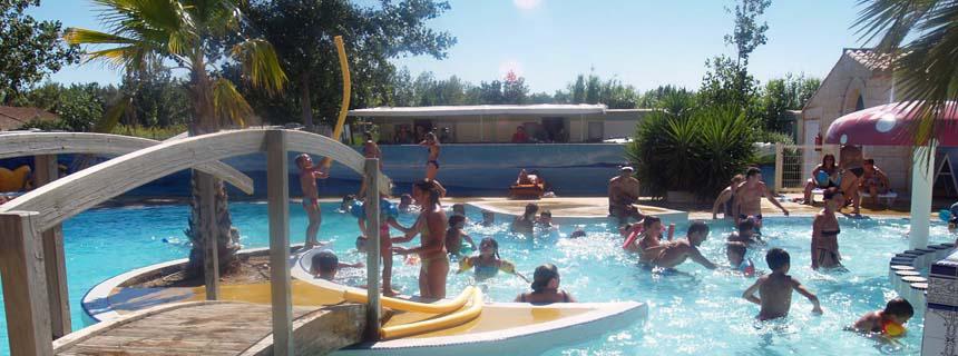 Piscine avec pont